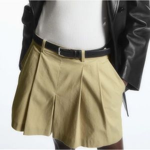 NWT COS Tailored Pleated Mini Scort in beige